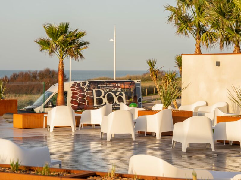 Aménagement extérieur du restaurant La Folie aux Sables-d’Olonne